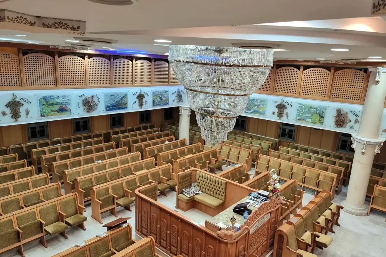 אלמנט היקפי אומנותי בבית כנסת