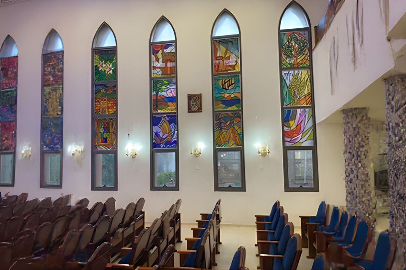הדפסת UV על זכוכית – חלונות דמוי ויטראז' לבית כנסת
