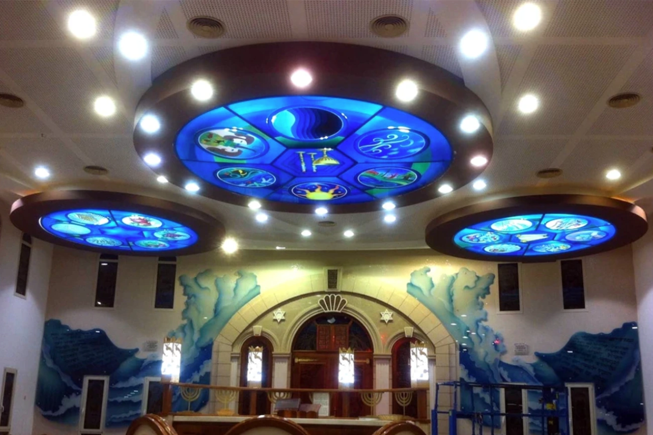 יצירת זכוכית בהתזת חול – עבודת אמנות ייחודית בבית כנסת